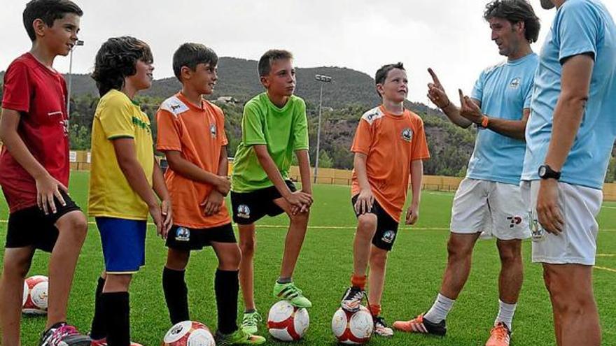 Els joves jugadors escolten atents les directrius dels entrenadors