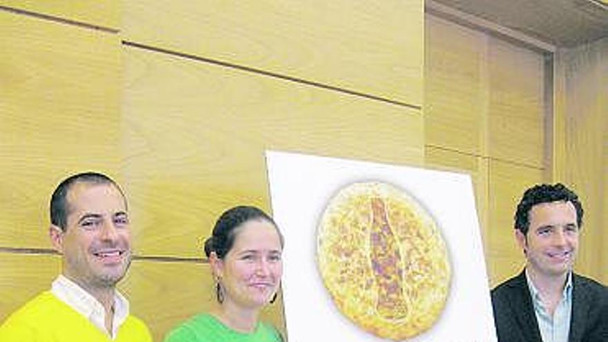 Ángel García, Ángela Llende y Arturo Palacio, con el cartel del concurso.