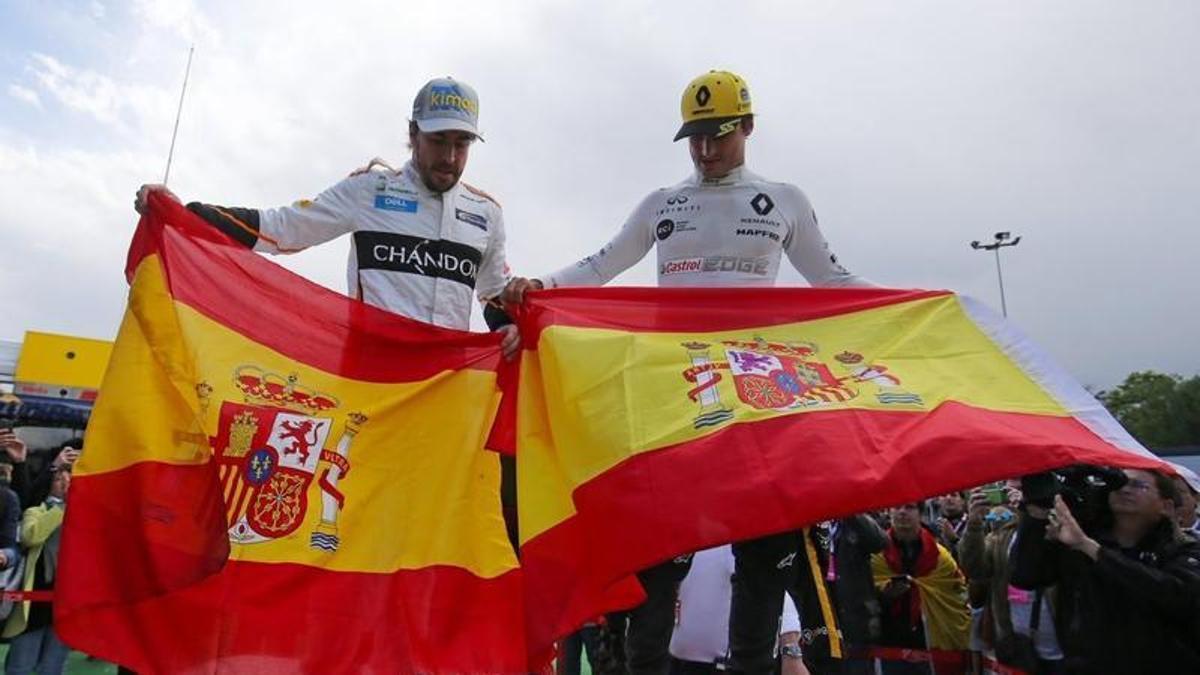 Fernando Alonso y Carlos Sainz, en una imagen de archivo con la bandera de España.