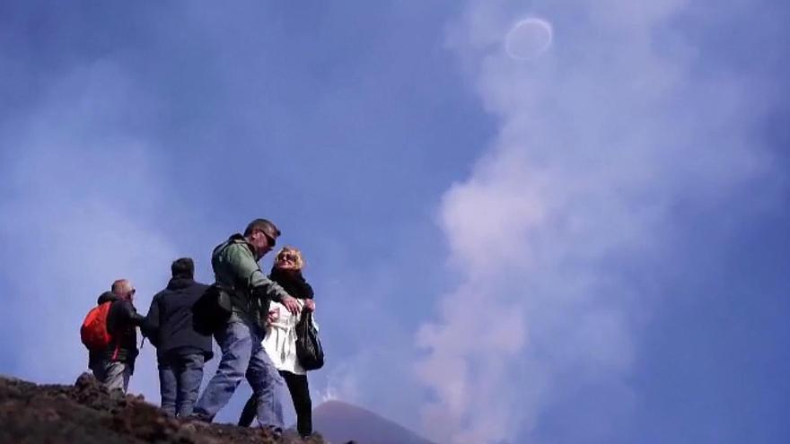 El volcán Etna cautiva a los visitantes con sus fascinantes anillos de gas volcánicos