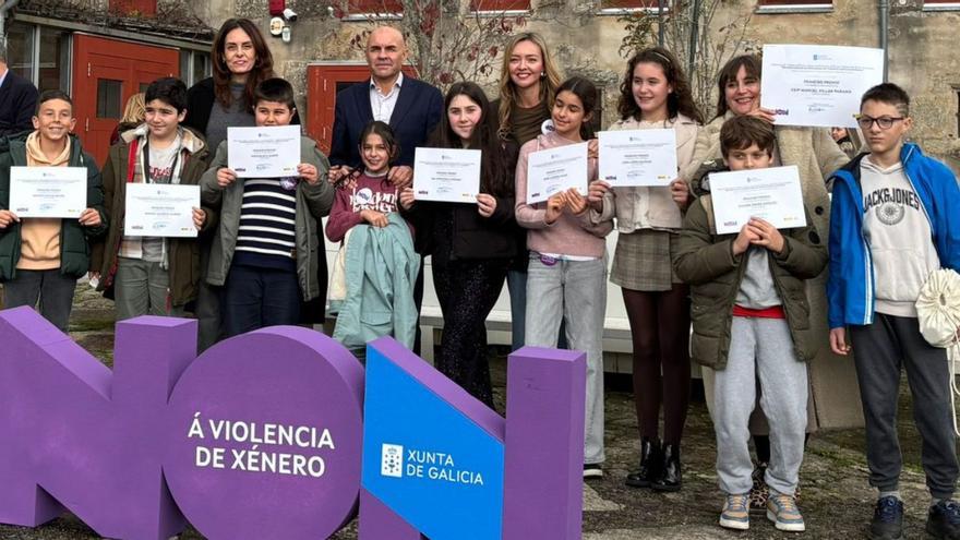 García junto al alumnado estradense ayer en Santiago de Compostela.