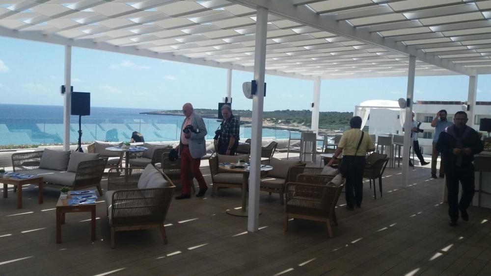 Auf der neuen Dachterrasse des Hotel Borneo in Cala Millor.