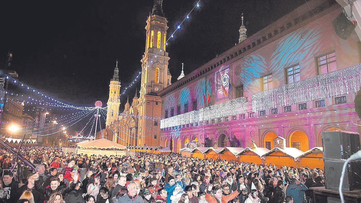 Imagen de archivo del cotillón en la plaza del Pilar, en Zaragoza.