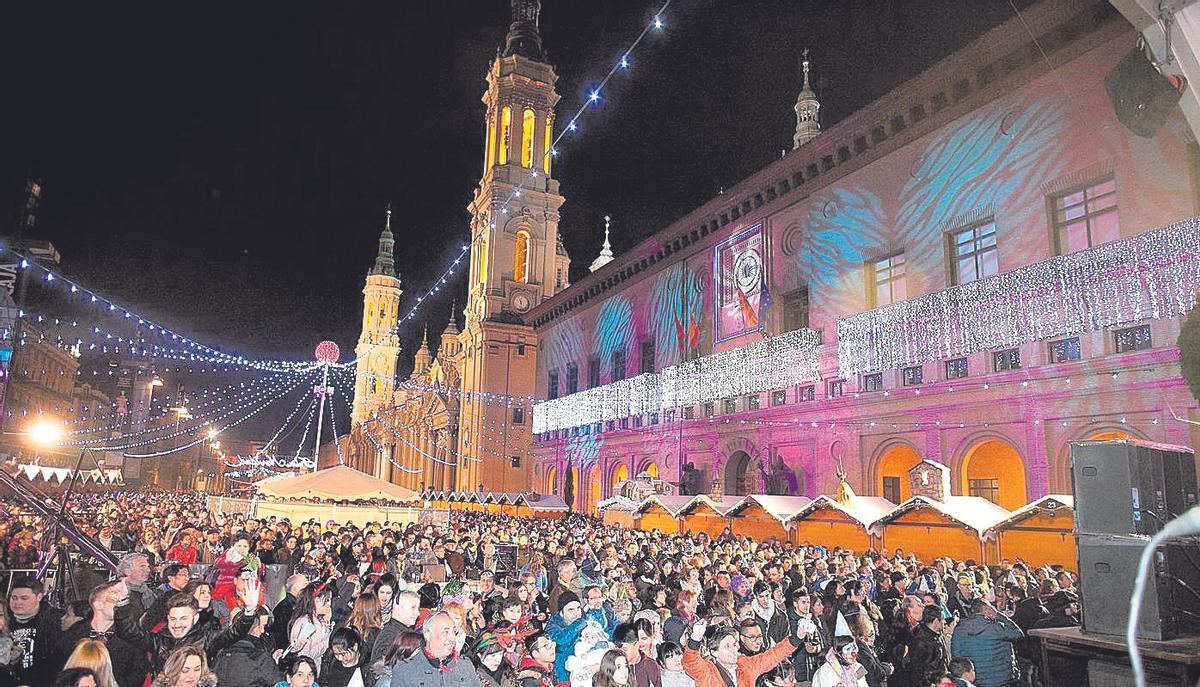 Imagen de archivo del cotillón en la plaza del Pilar, en Zaragoza.
