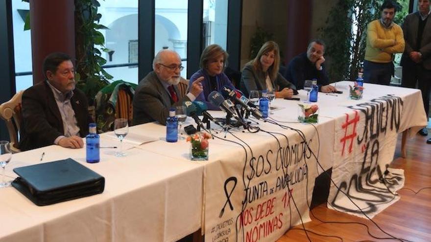 Imagen de la rueda de prensa de este viernes para mostrar el apoyo a los trabajadores y alumnos de La Cónsula.