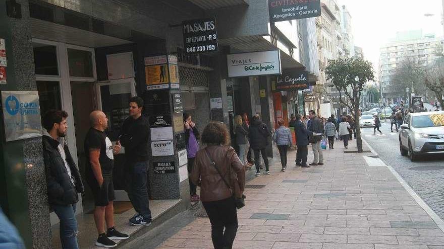 Propietarios de locales comerciales de Bedoya, esperando en las puertas el arreglo. // Iñaki Osorio