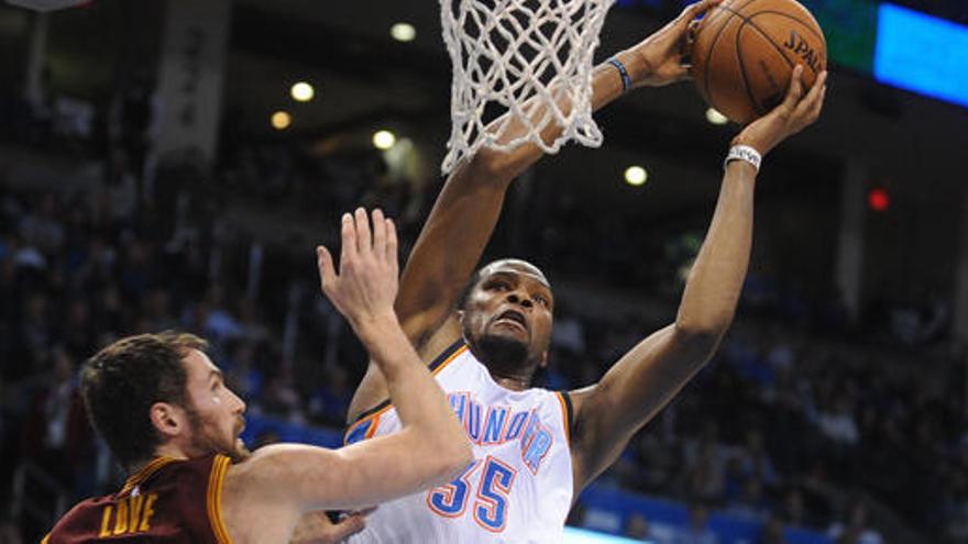 Durant trata de anotar ante Kevin Love.