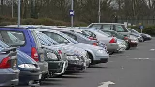 La multa de la DGT que afecta directamente a tu cuenta bancaria: adiós a hacer esto con los intermitentes en carretera