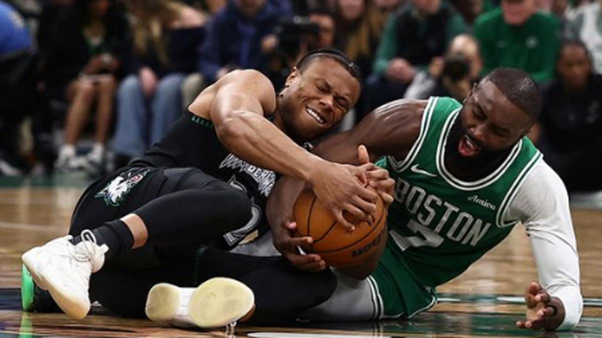 Dura lucha entre celtics y Wolves