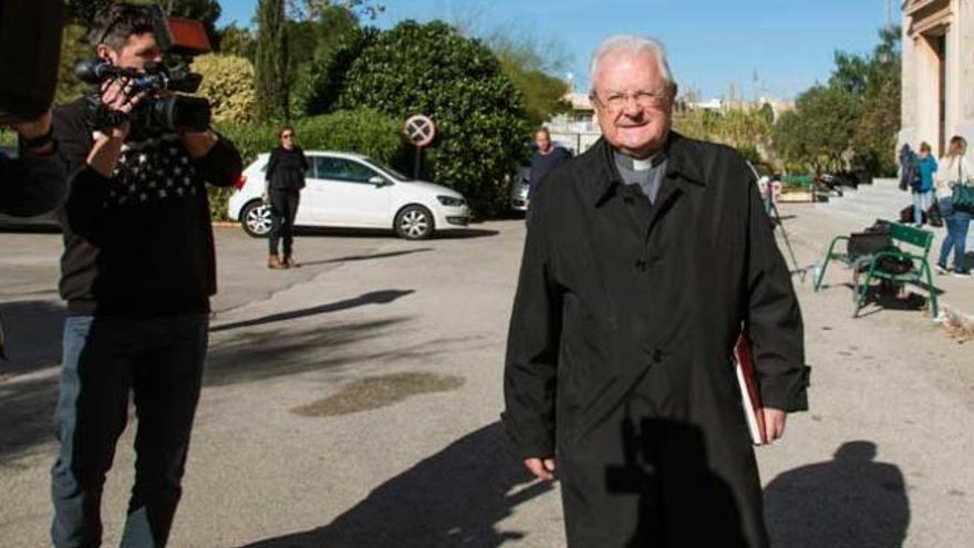 El Vaticano desoyó la petición del obispo Salinas para quedarse en Mallorca