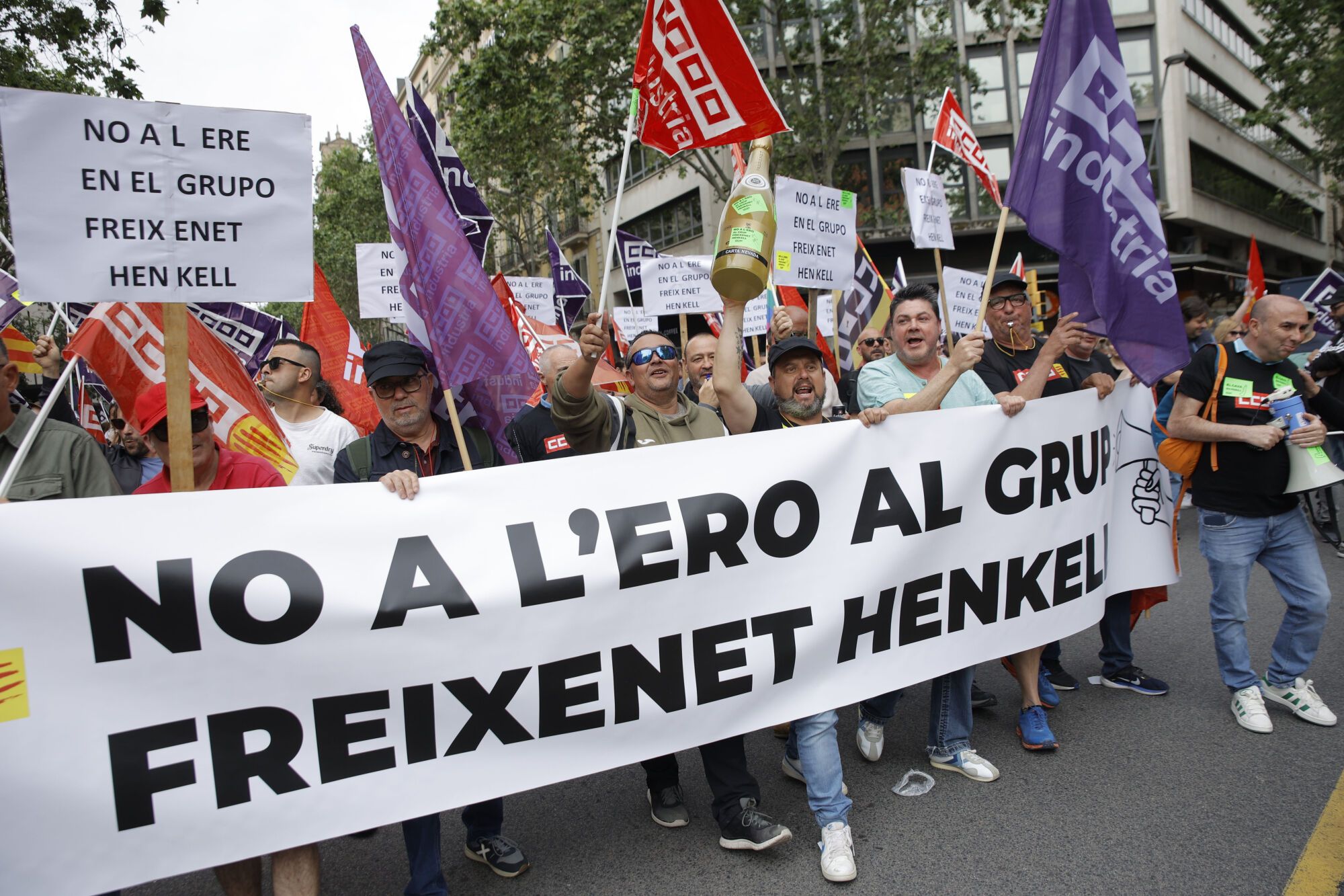 Varias personas con una pancarta durante la manifestación por el Día del Trabajador, a 1 de mayo de 2025, en Barcelona, Catalunya (España). Los sindicatos UGT y CCOO han convocado hoy 1 de mayo, en más de 50 ciudades, a la ciudadanía a participar en los actos y manifestaciones para defender los derechos de las personas trabajadoras. El lema de este año es 'Proteger lo conquistado, ganar futuro' para persistir en que se cumpla el acuerdo para rebajar la jornada laboral hasta las 37,5 horas en 2025 y urgir a que se abra una mesa de diálogo social para reformar el despido en España. 01 MAYO 2025;TRABAJADOR;DERECHOS;BARCELONA;LABORALES Kike Rincón / Europa Press 01/05/2025. Kike Rincón;