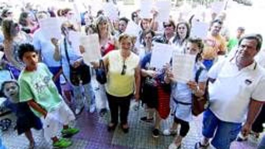 Protesta de los padres del Diocesano de Cáceres