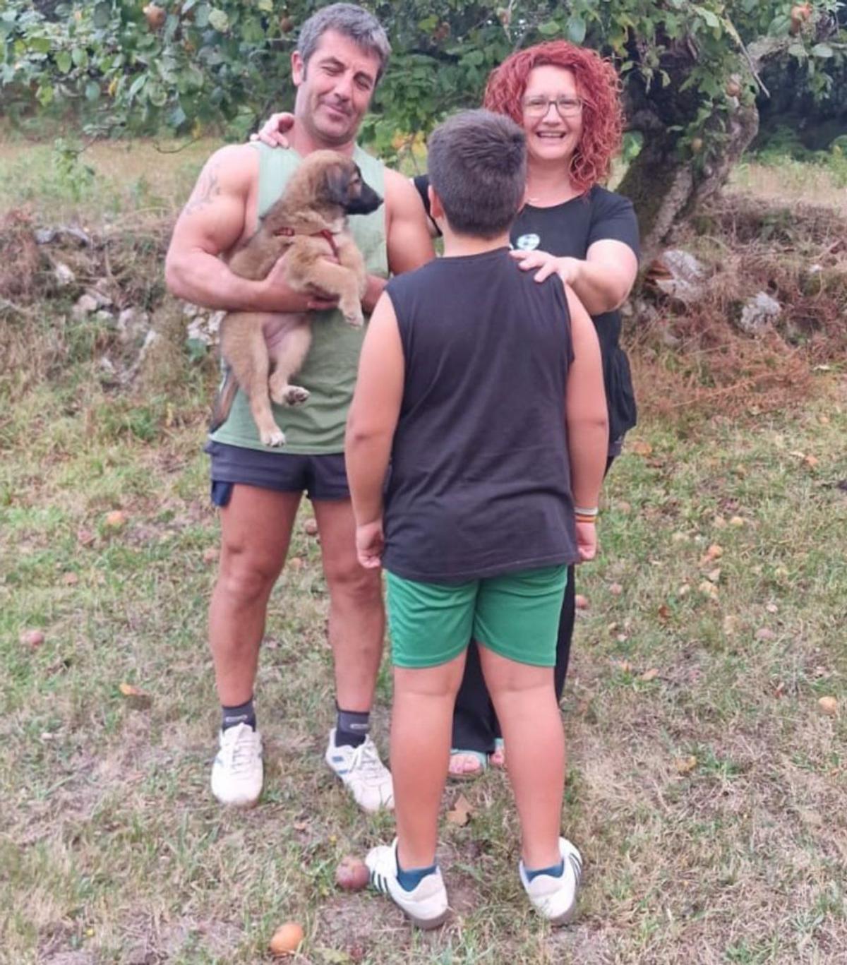 Pilar Casal y Manuel 
Gallego, con su hijo en 
Fornelos de Montes.