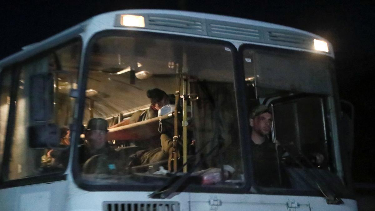 Un autobús llevando a los combatientes de la acería de Azovstal tras la evacuación de más de 200 supervivientes.