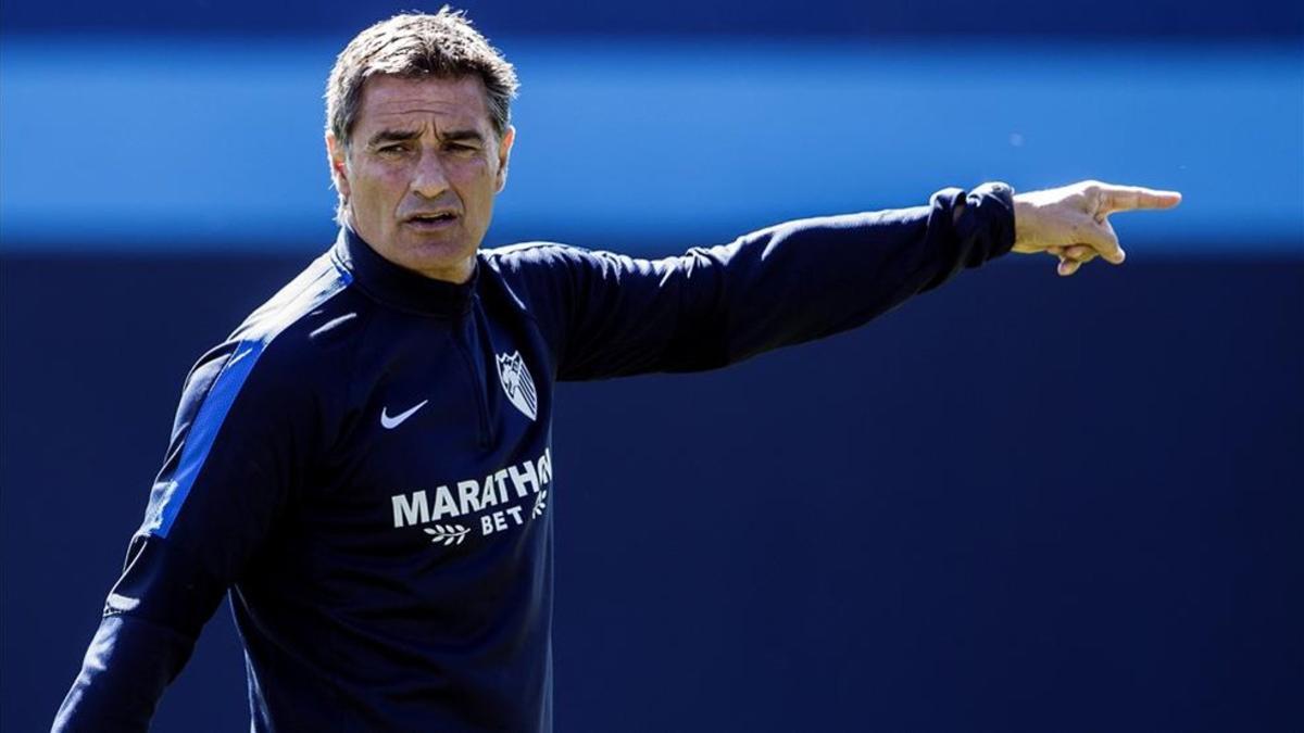 Míchel dirigiendo una sesión de entrenamiento con el Málaga