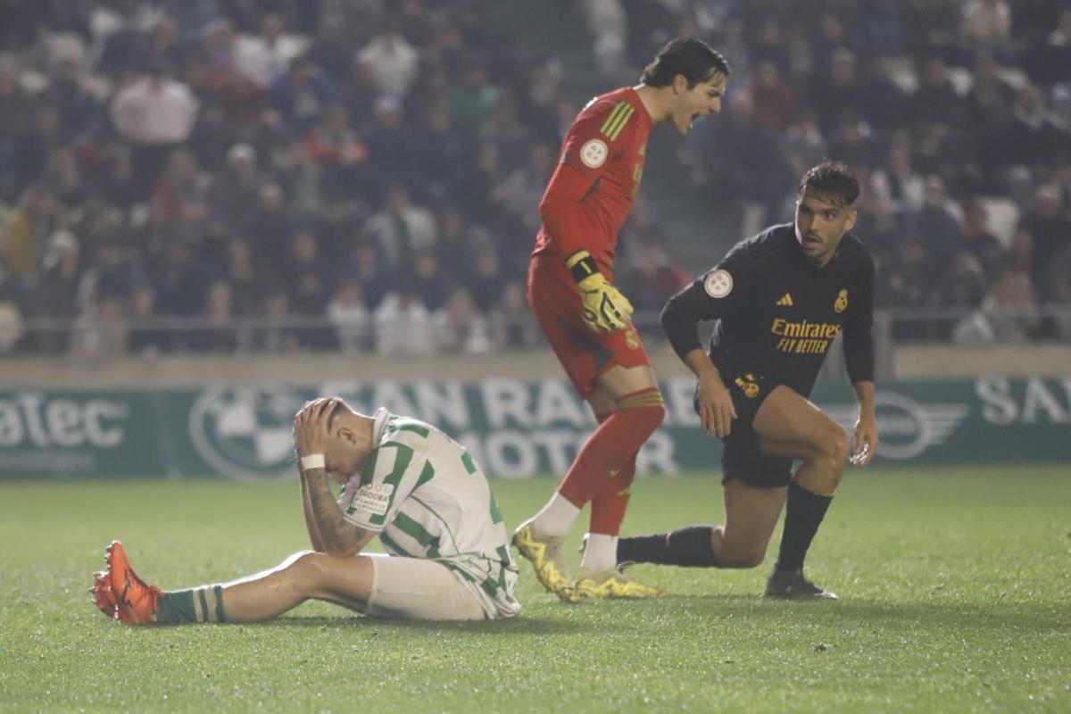 Casas, junto a Raúl Asencio, se lamenta tras una ocasión de aquel Córdoba CF-Real Madrid Castilla.