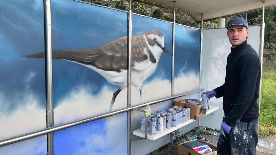 Beis, na elaboración dun dos murais.   | // D.P.