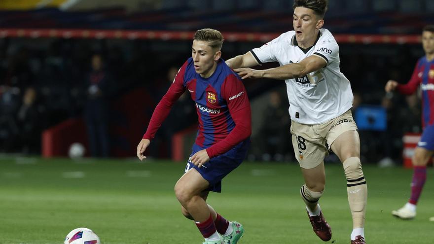 Pepelu disputa un balón durante el Barcelona - Valencia