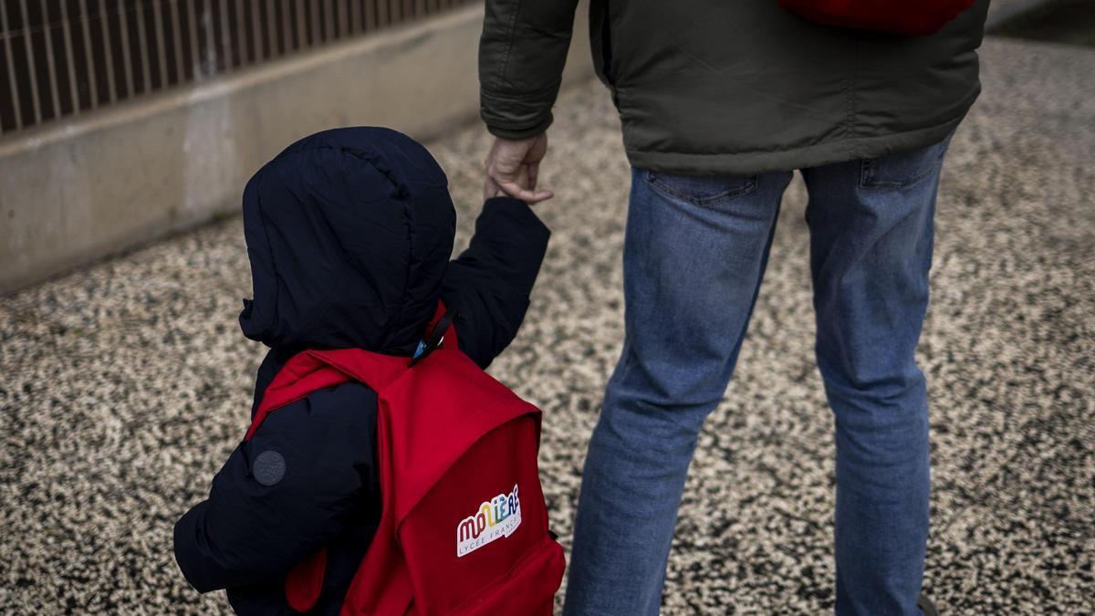 Un niño con la mochila del Molière de Zaragoza a la salida de clase.