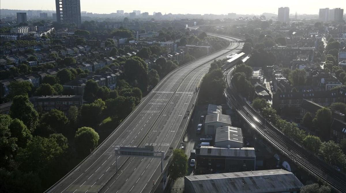 Vista de la autopista A40 completamente desierta tras ser cerrada, debido al incendio declarado en la Torre Grenfell.