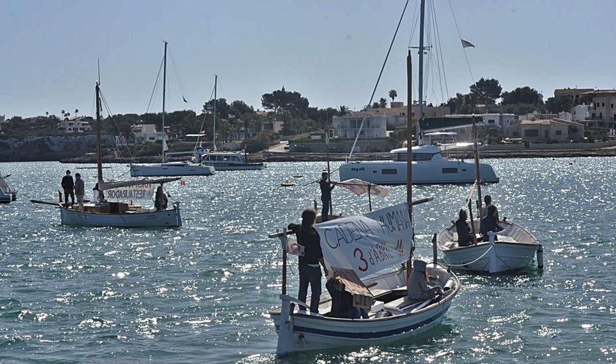 Imagen de la manifestación marina de marzo de 2021 para salvar el Moll de sa Duana.