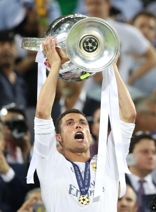 Los jugadores del Real Madrid celebran el título