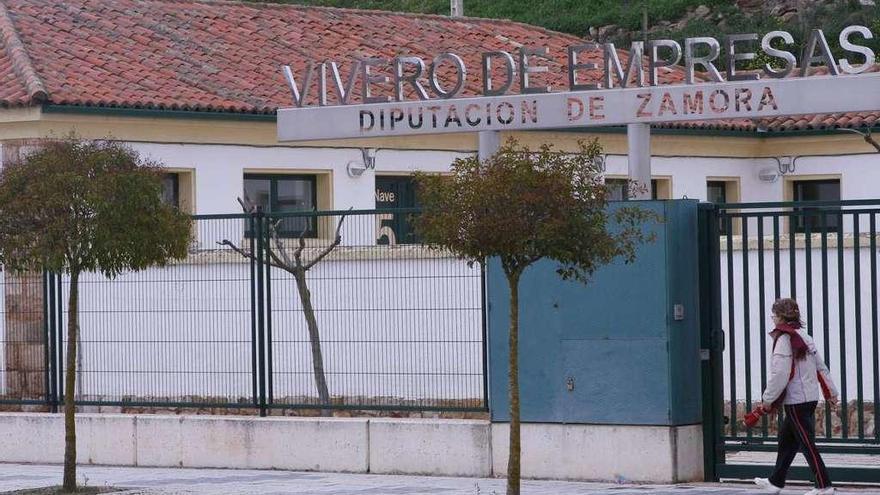 Acceso del vivero de empresas de la Diputación Provincial, en la carretera de La Aldehuela.