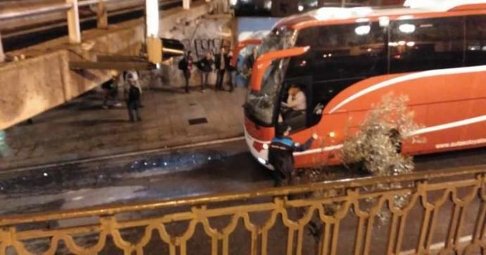 Un bus de Burgos se suma al listado de vehículos que desde hace años se quedan atrapados en el viaducto que enlaza la AP-9 con Lepanto debido a su gálibo, de solo 2,5 metros.