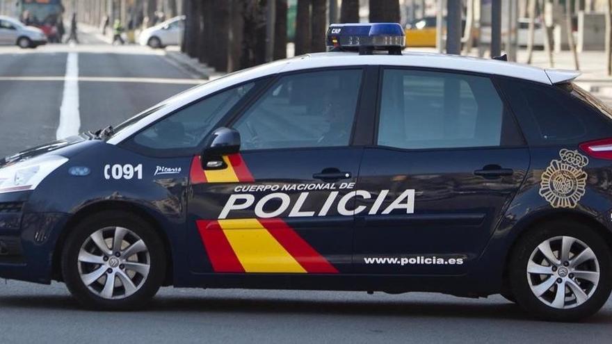 Lanza a su mascota y varios objetos desde un quinto piso en Gandia