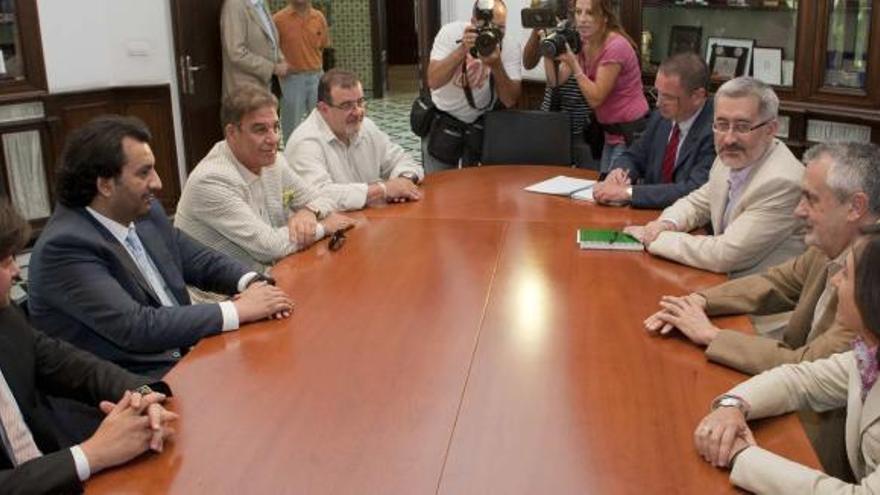 El dueño del Málaga, Abdullah Bin Nasser Al-Thani, segundo por la derecha, y el presidente de la Junta, José Antonio Griñán, segundo por la izquierda, ayer en Sevilla.