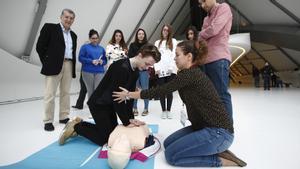 Alumnos participan en un taller de reanimación cardiopulmonar.