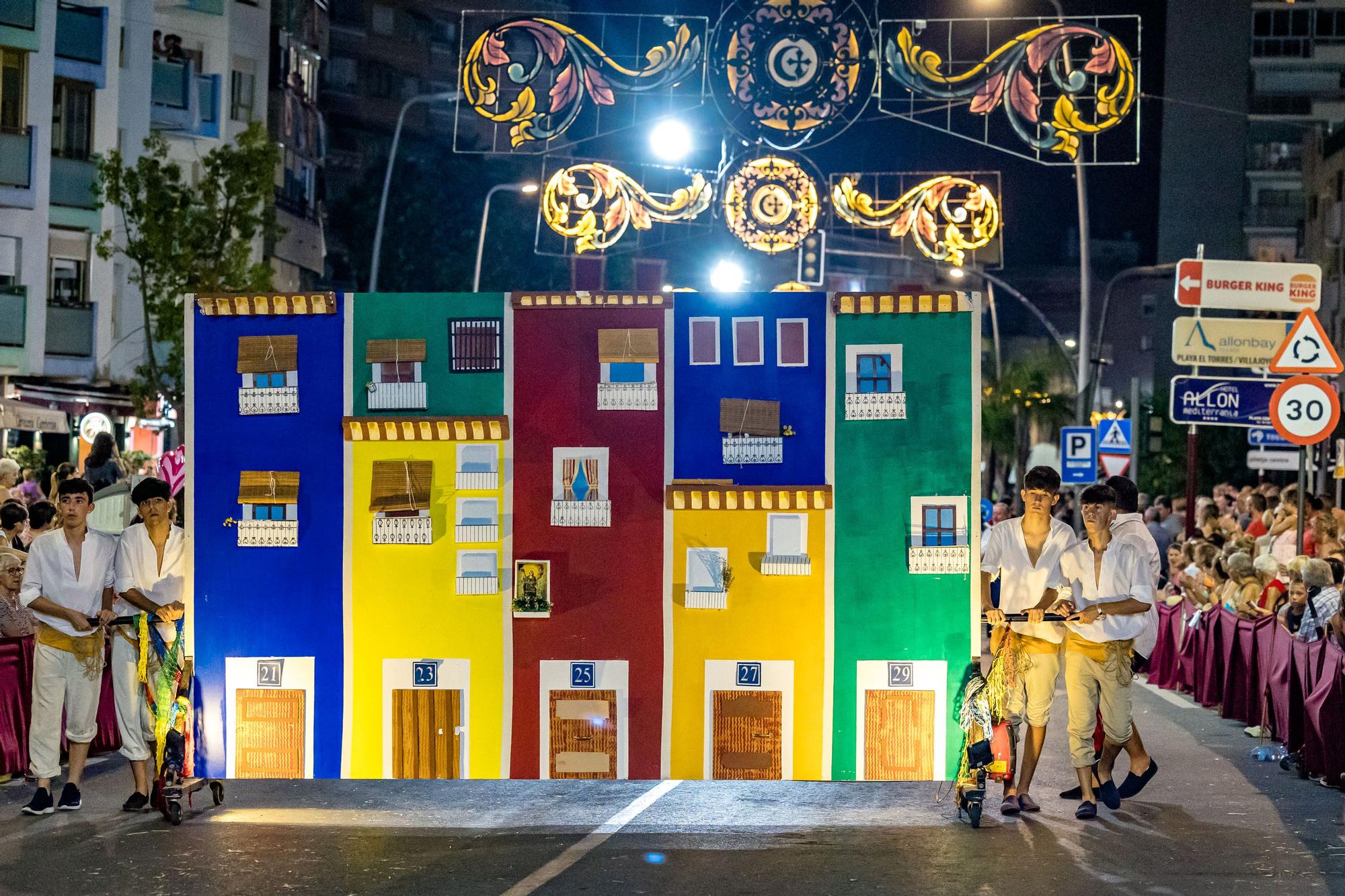 Las once compañías de la cruz recorren las calles ante la atenta mirada del público que volvió a sentir el vibrar de la música | Como en el Desfile moro, el boato lo formaron Reyes que ostentaron el cargo en años anteriore