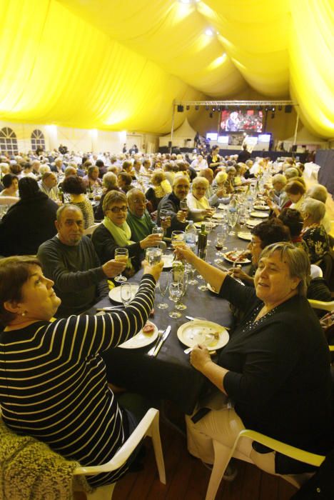 L''envelat de la plaça Miquel de Palol va acollir un any més el sopar popular