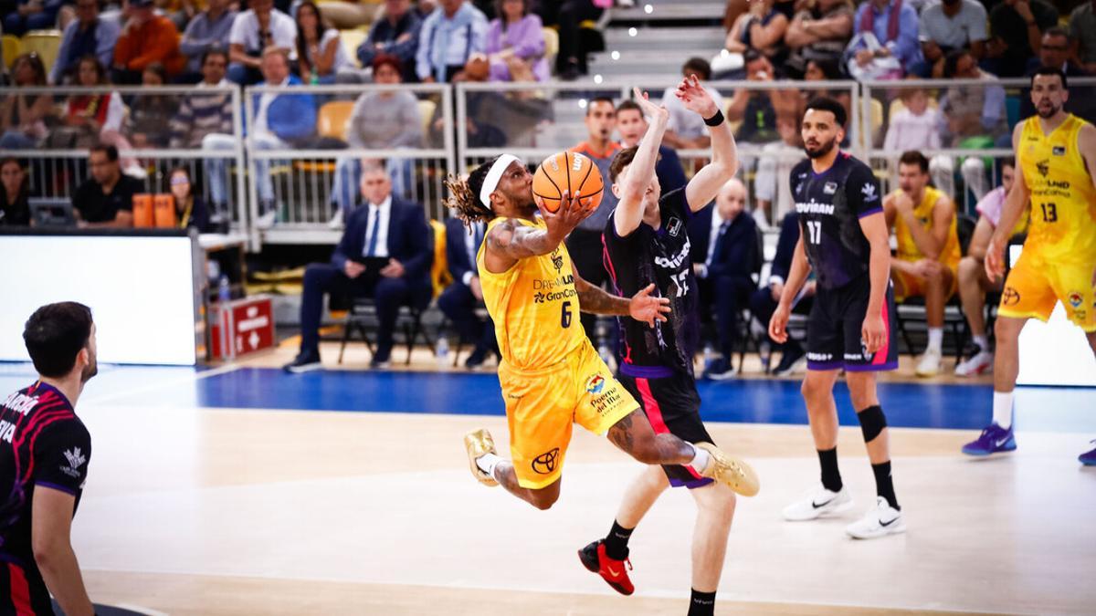 Andrew Albicy intenta anotar en un lance del último partido en el Arena ante el Granara.