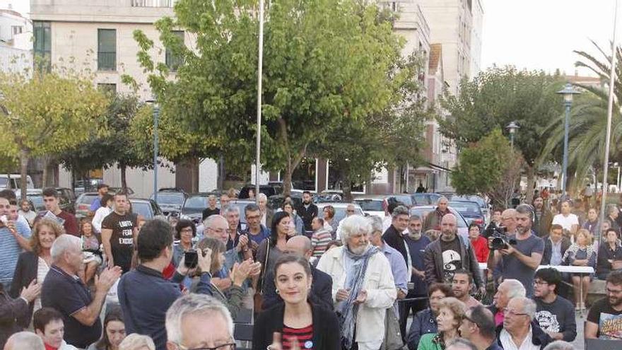 Pazos y candidatos de En Marea, en un acto en Cangas. // Santos Álvarez