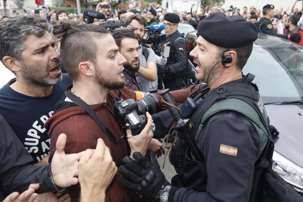 Guàrdia Civil i Policia Nacional desallotgen amb violència col·legis electorals gironins