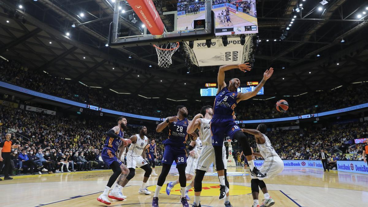 Un momento del partido entre el Maccabi Tel Aviv y el Real Madrid.