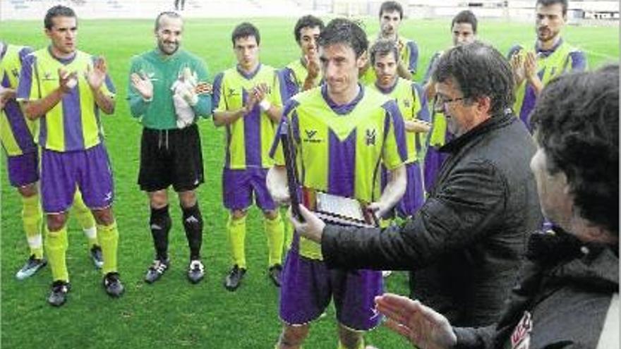 Santi Celaya va rebre un càlid homenatge abans de jugar el seu últim partit amb el Palamós.