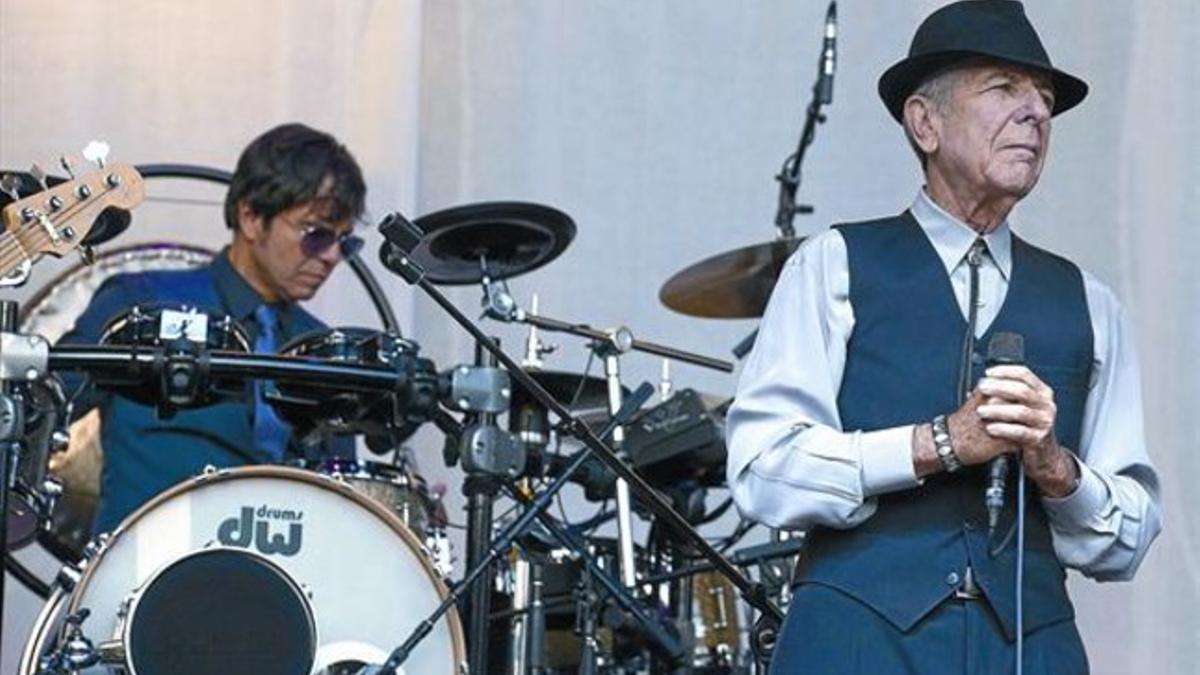 El cantautor canadiense Leonard Cohen, durante el concierto que ofreció anoche en la Plaza de Sint-Pieters en la ciudad de Gante, Bélgica, inicio de la gira que le traerá a Barcelona.