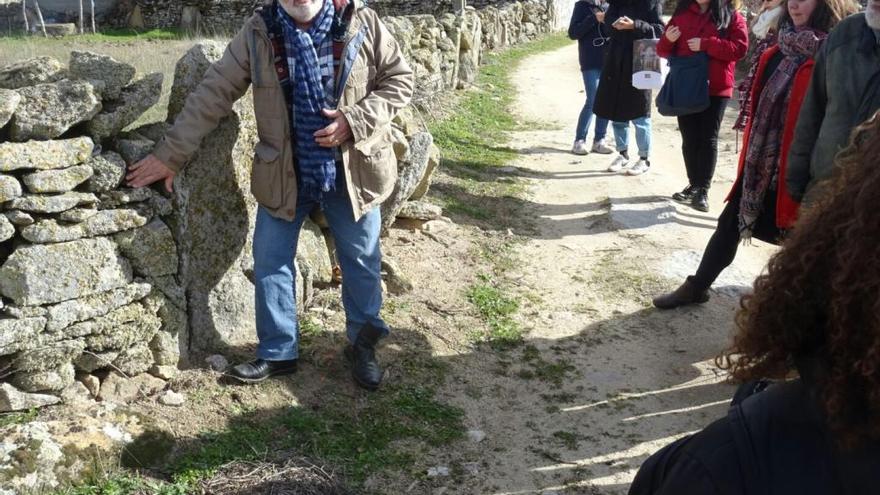 Un maestro sayagués muestra ejemplos de muro en piedra seca en Bermillo