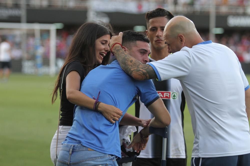 Los jugadores del FC Cartagena, tristes tras el partido que les deja sin ascenso