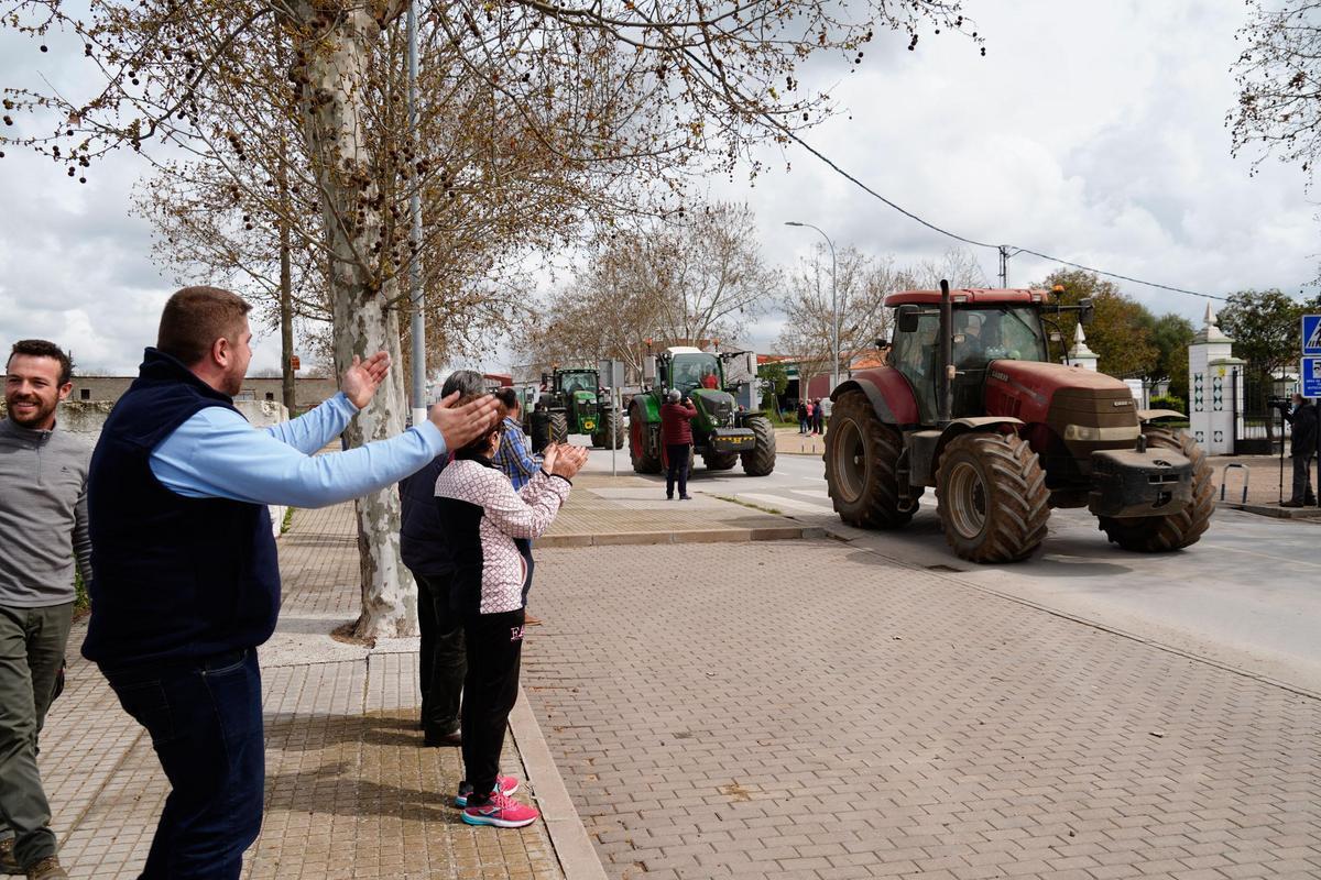 Numerosas personas salieron al encuentro de la marcha y aplaudieron a los agricultores y ganaderos.