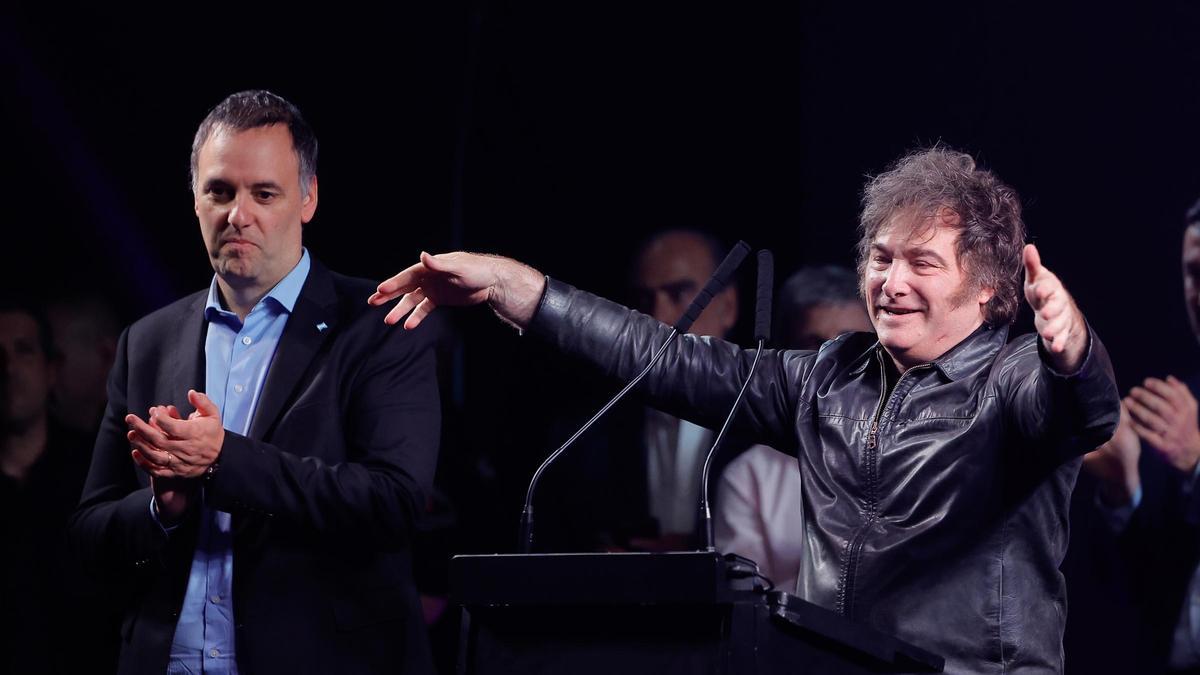 Milei y su candidato vencedor en Buenos Aires, el portavoz Manuel Adorni