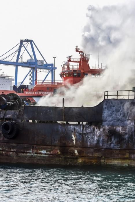 Incendio de un barco en el Muelle Reina Sofia