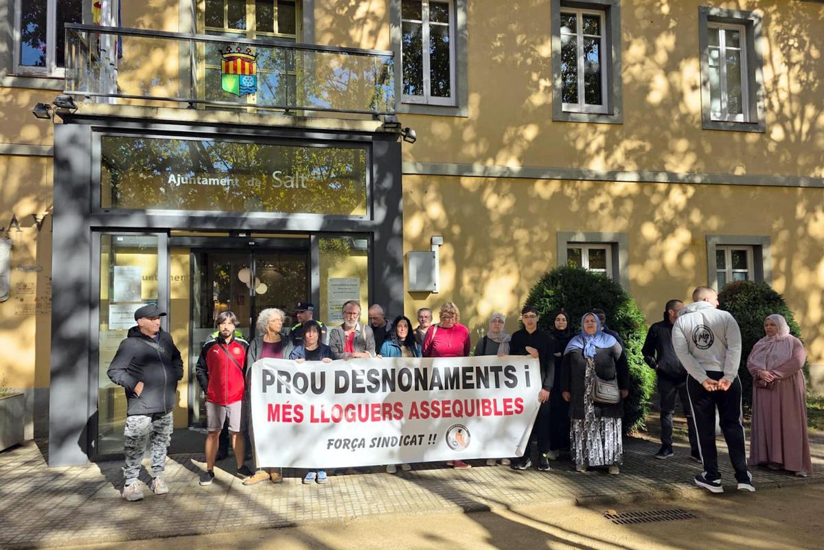 Concentració del Sindicat de l'Habitatge davant l'Ajuntament de Salt.