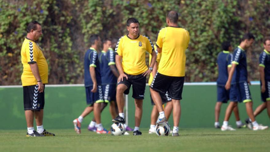 Sergio Lobera conversa con sus auxiliares en un entrenamiento en Barranco Seco. | marrero