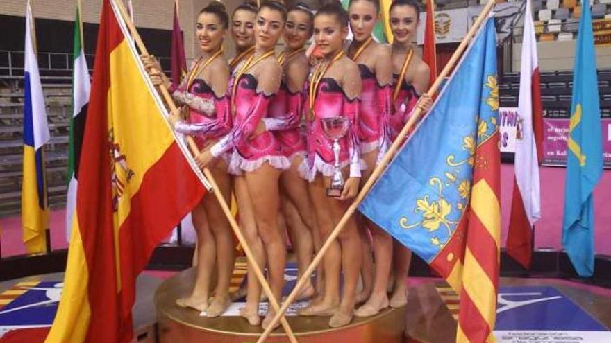 Las gimnastas del conjunto ilicitano en el podio del Nacional de Zaragoza.