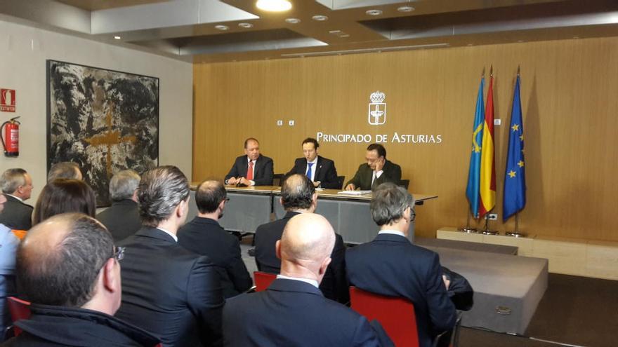 Juan Álvarez, Guillermo Martínez y Manuel López durante la presentación del convenio.