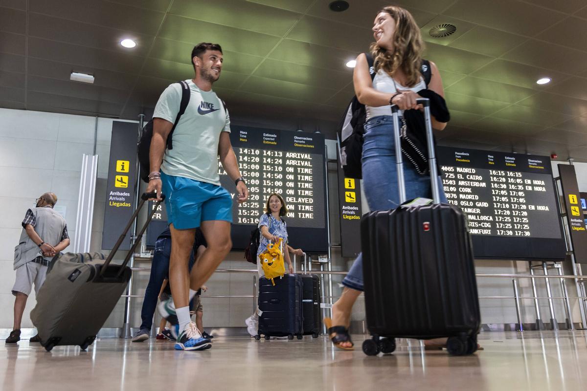 Manises. VLC. El Aeropuerto de València en Manises batió todos sus records de llegadas en el mes de julio. VERANO . VACACIONES . TURISMO . TURISTAS . AEROPUERTO DE VALÈNCIA DE MANISES . VIAJEROS