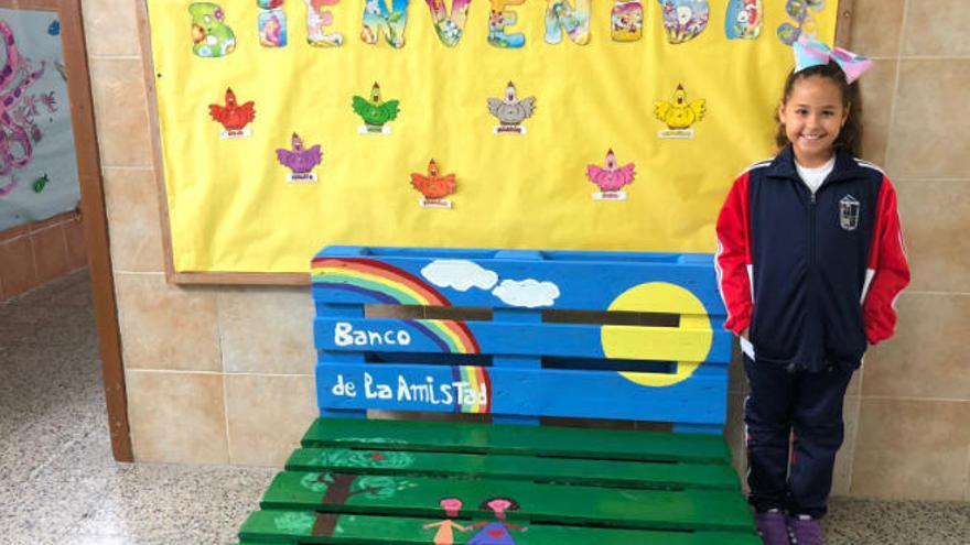 La niña Irene Fabro Jiménez junto al banco de la amistad que hoy se colocará en el patio del CEIP Santo Tomás de Aquino, en La Orotava.